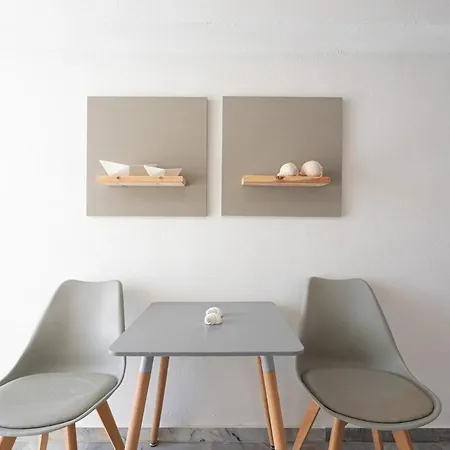 White W2 New In * Naousa (Paros)